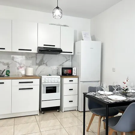 Albert's Marina 15 * Larnaca